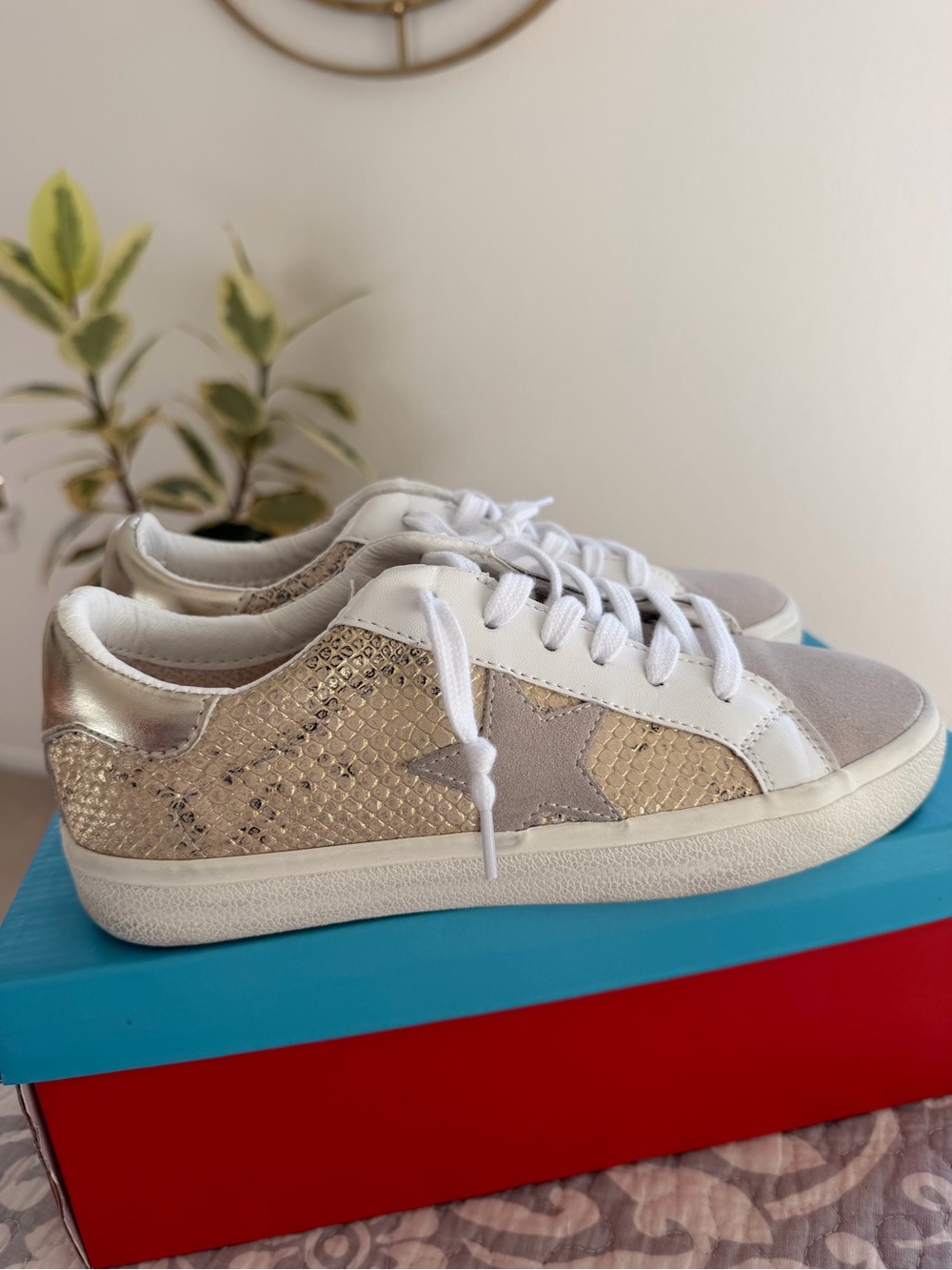 Women’s Gold & White Low-Top Fashion Sneakers
